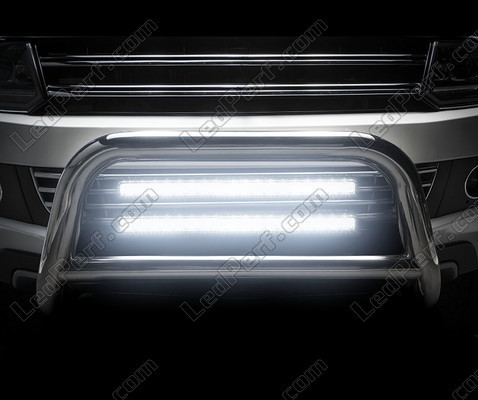 Close-up of the Osram LEDriving® LIGHTBAR SX500-CB LED bar when illuminated